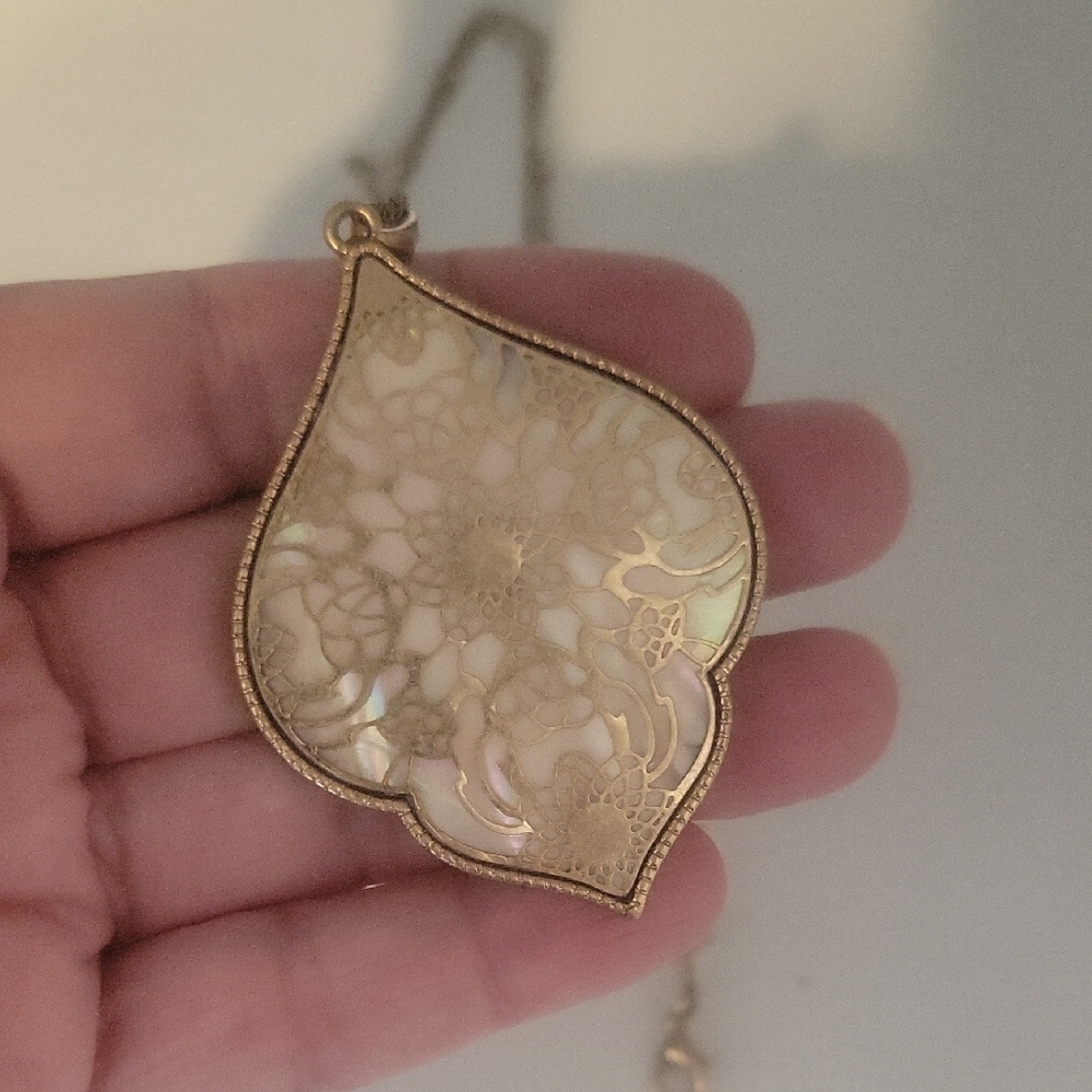 Intricate Gold Tone Moroccan style Filigree Shell Pendant Necklace with chain - Picture 3 of 5
